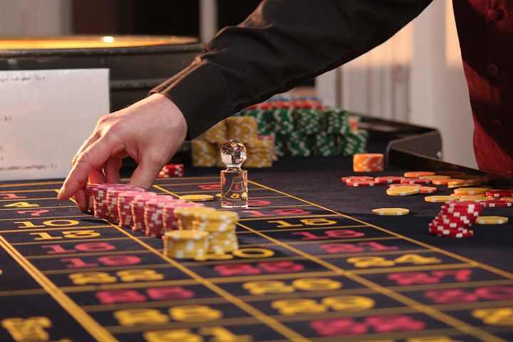 Croupier, main, roulette, jeton, tapis, casino